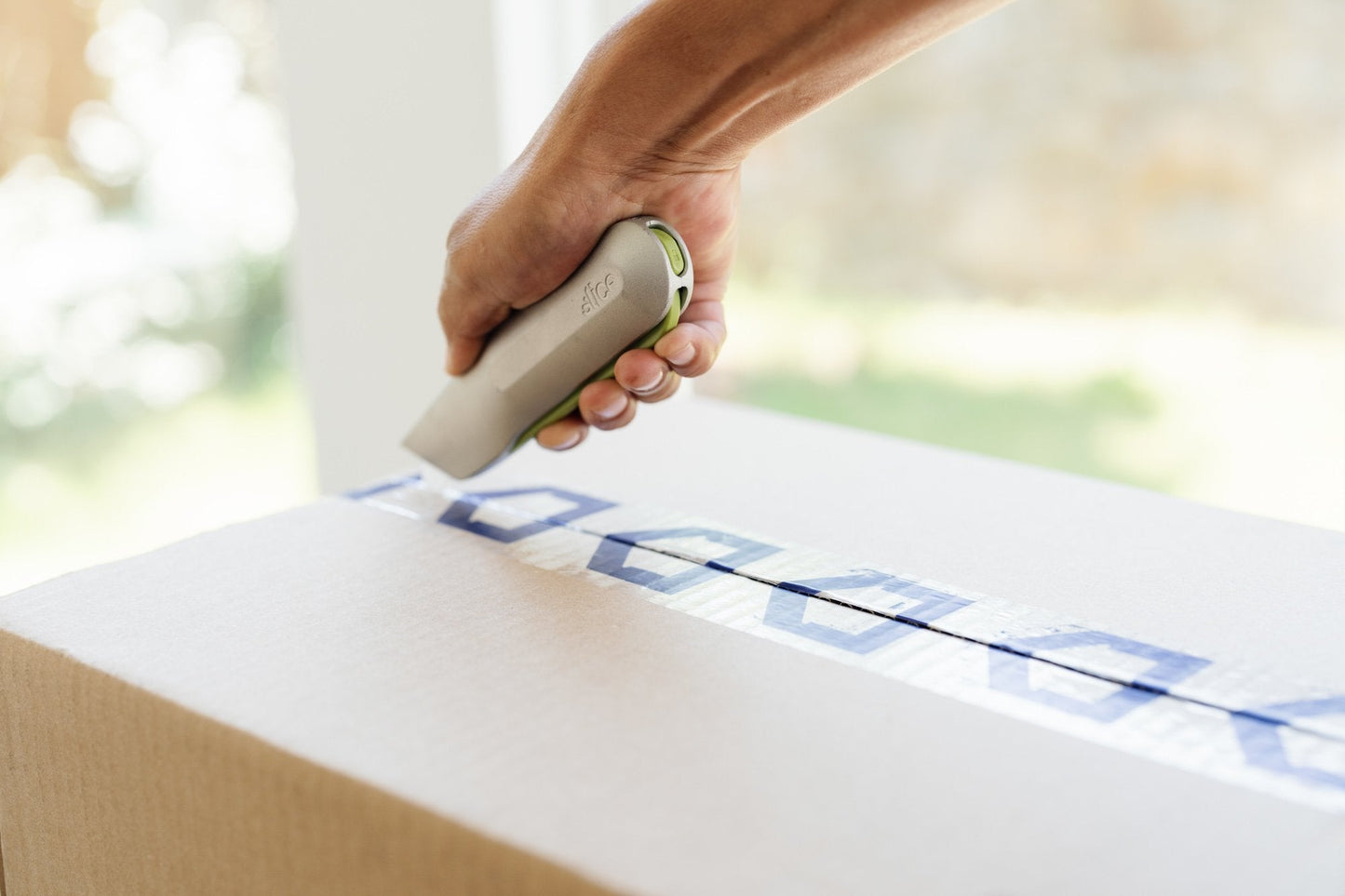 Auto-Retractable Metal Squeeze Knife